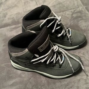 New women’s Columbia hiking boots size 8
